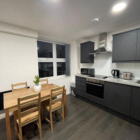 Charming Modern Apartment Near London Heathrow Feltham Exterior foto